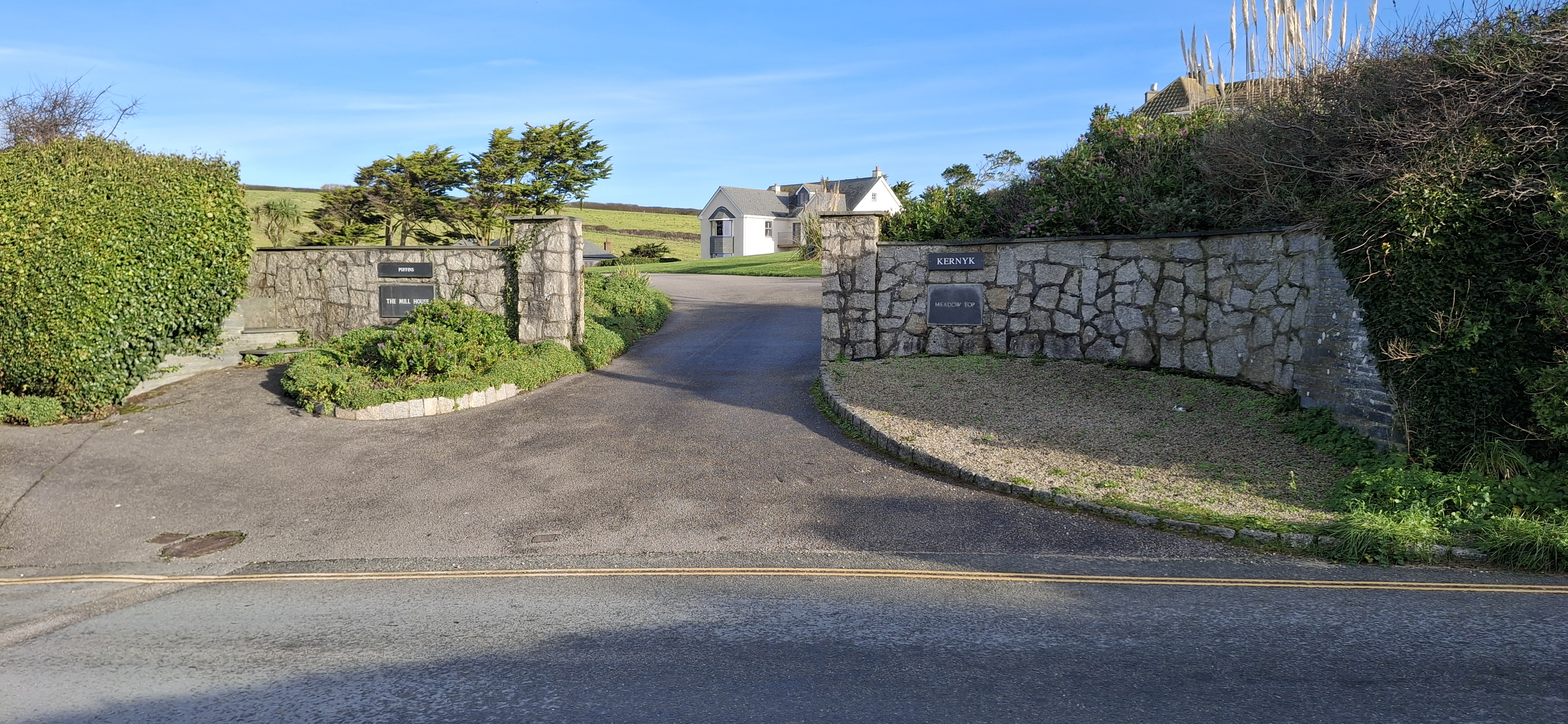 Drive entry with house