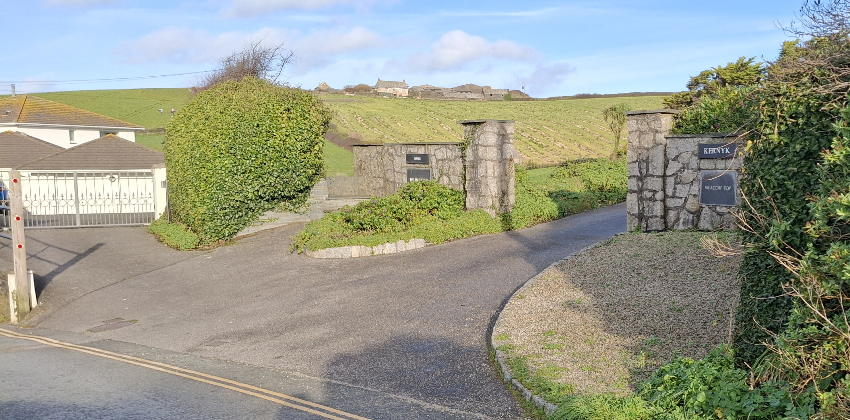 Drive entry with gates